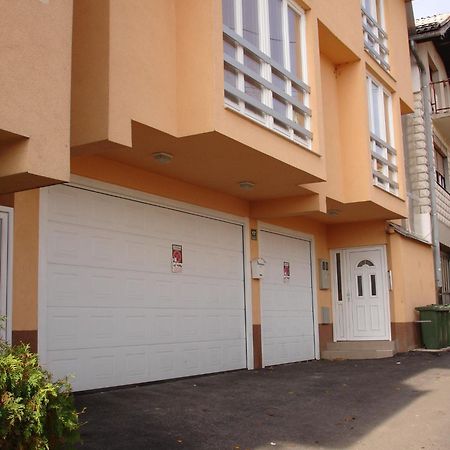 Apartments Kira Saraievo Exterior foto